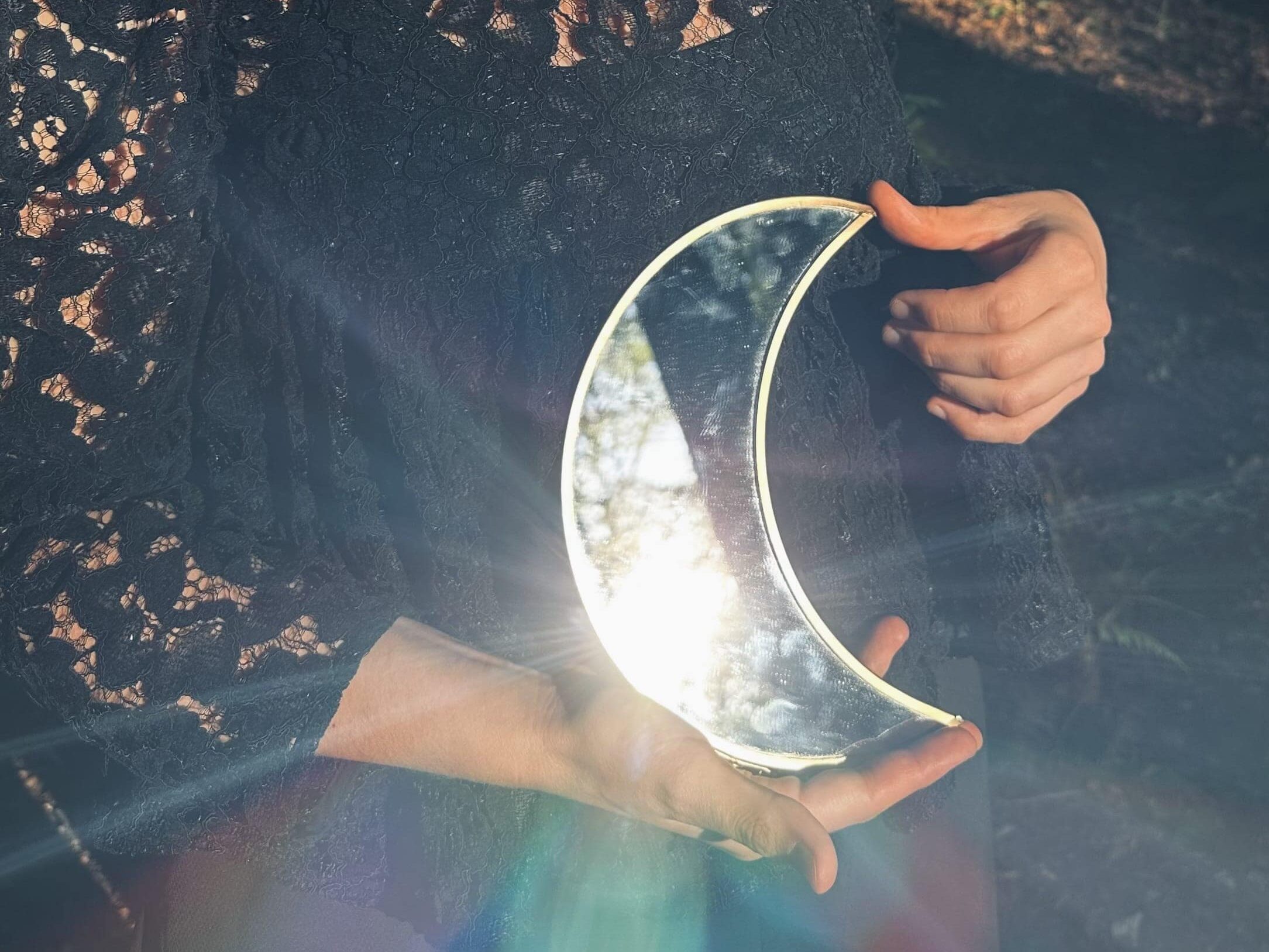 Baba Yaga tenant un miroir en forme de lune