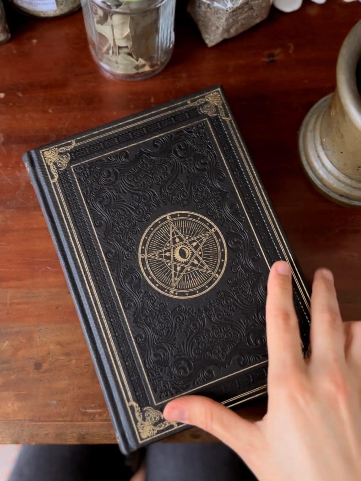 Grimoire de Baba Yaga de Nadège avec un pentacle